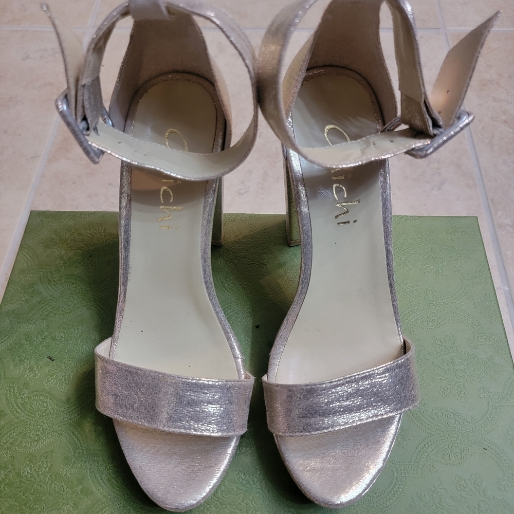 Guichi Metalic Gold Ankle Strap Sandal. - Picture 3 of 9